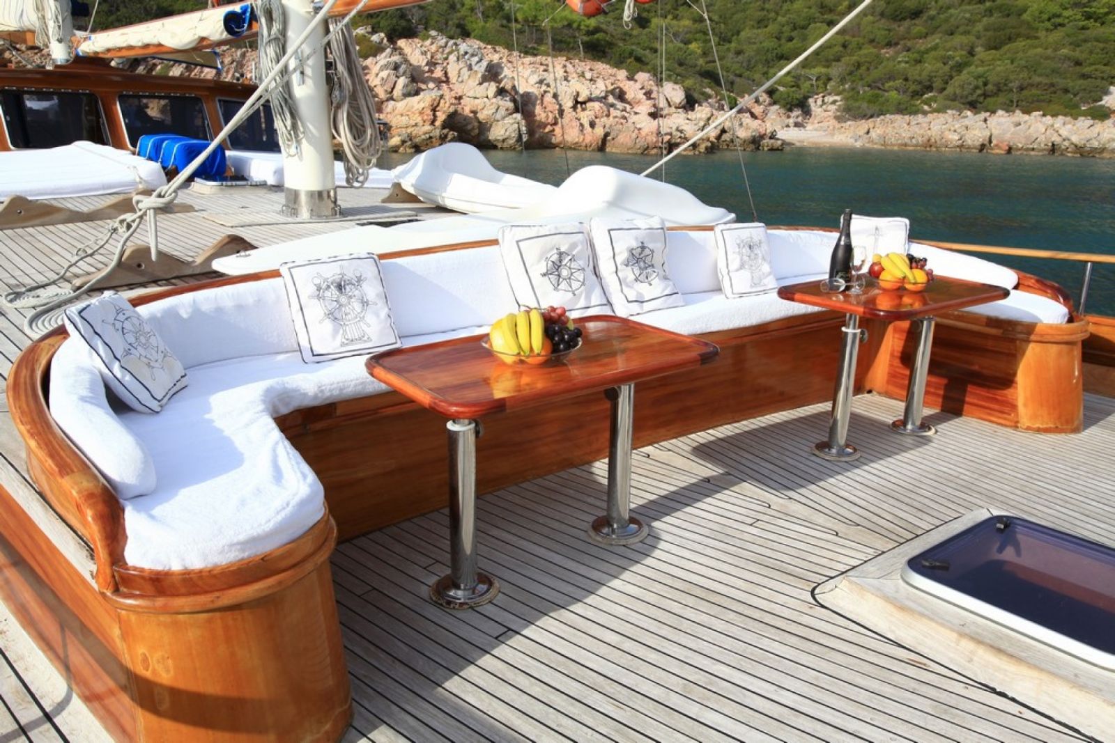 Outdoor dining on board Kaya Guneri III