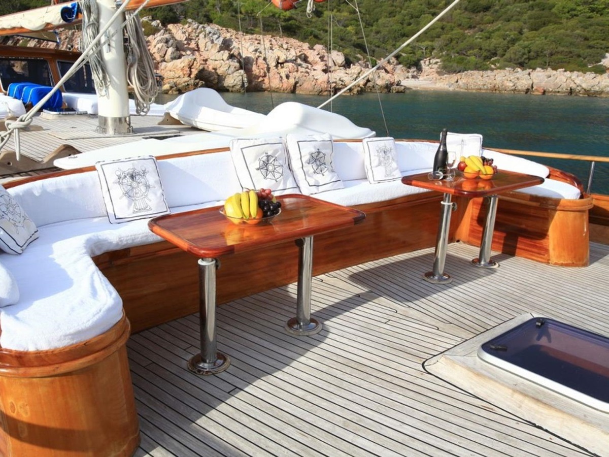Outdoor dining on board Kaya Guneri III