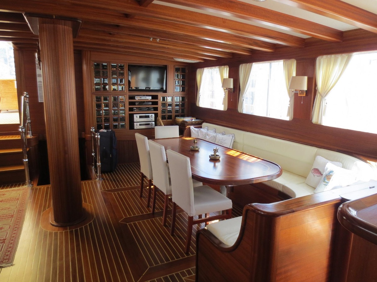 Salon on Kaya Guneri IV