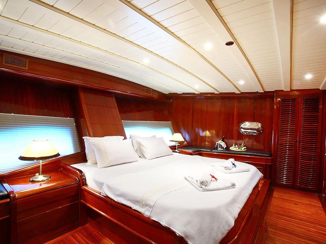 Master cabin onboard Kaya Guneri Plus in Turkey