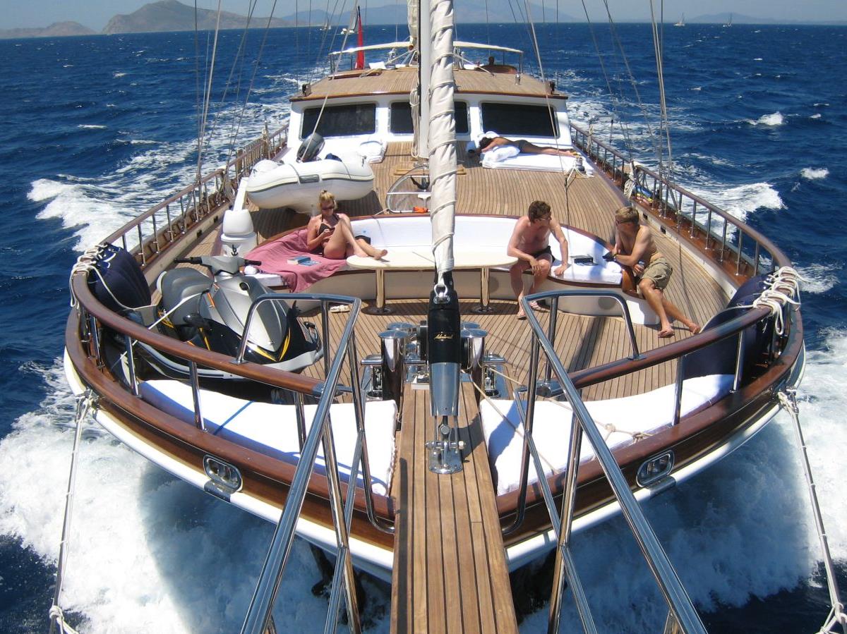 the bow of Kaya Guneri V