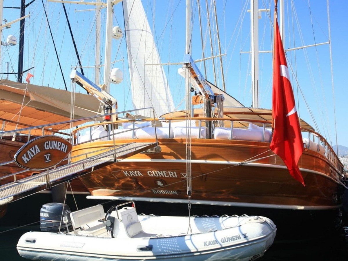 The dinghy of Kaya Guneri V