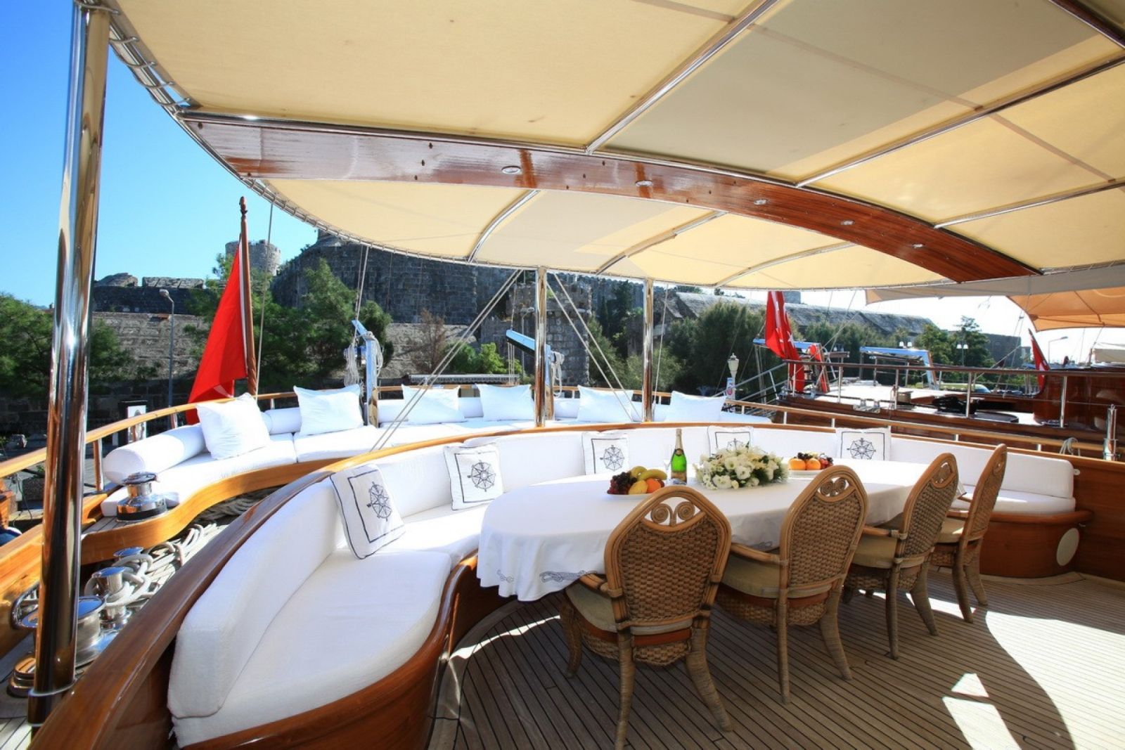 Outdoor dining on Kaya Guneri V