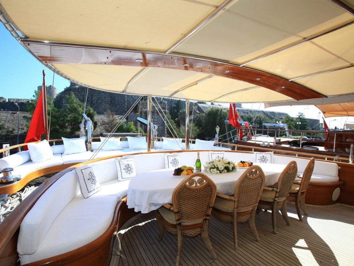 Outdoor dining on Kaya Guneri V
