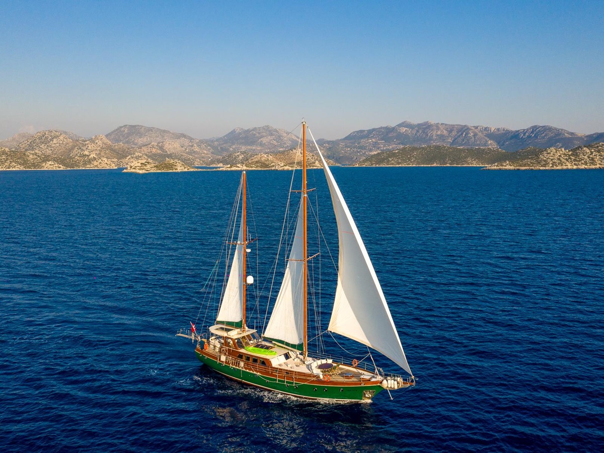 Exterior view of Lady Freya luxury gulet in Turkey with sails up