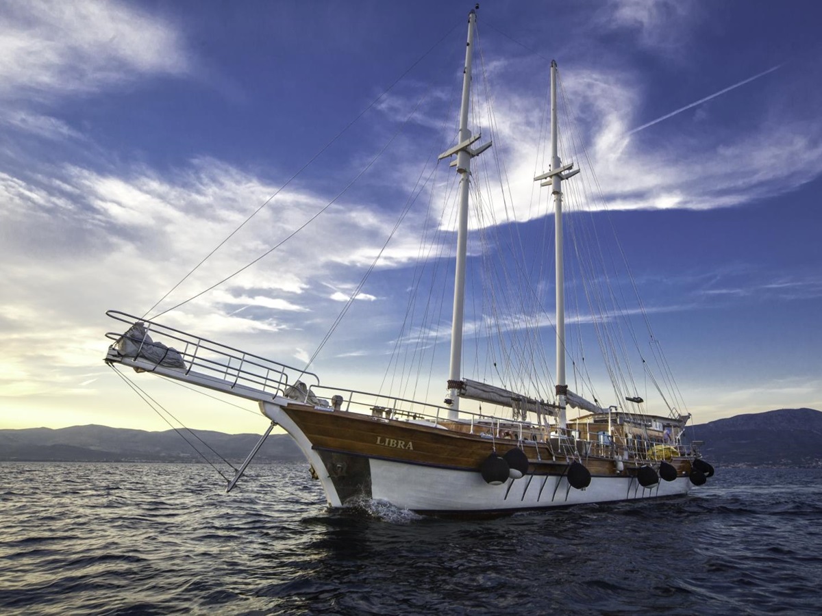 the luxury gulet Libra sailing along the Croatian coast