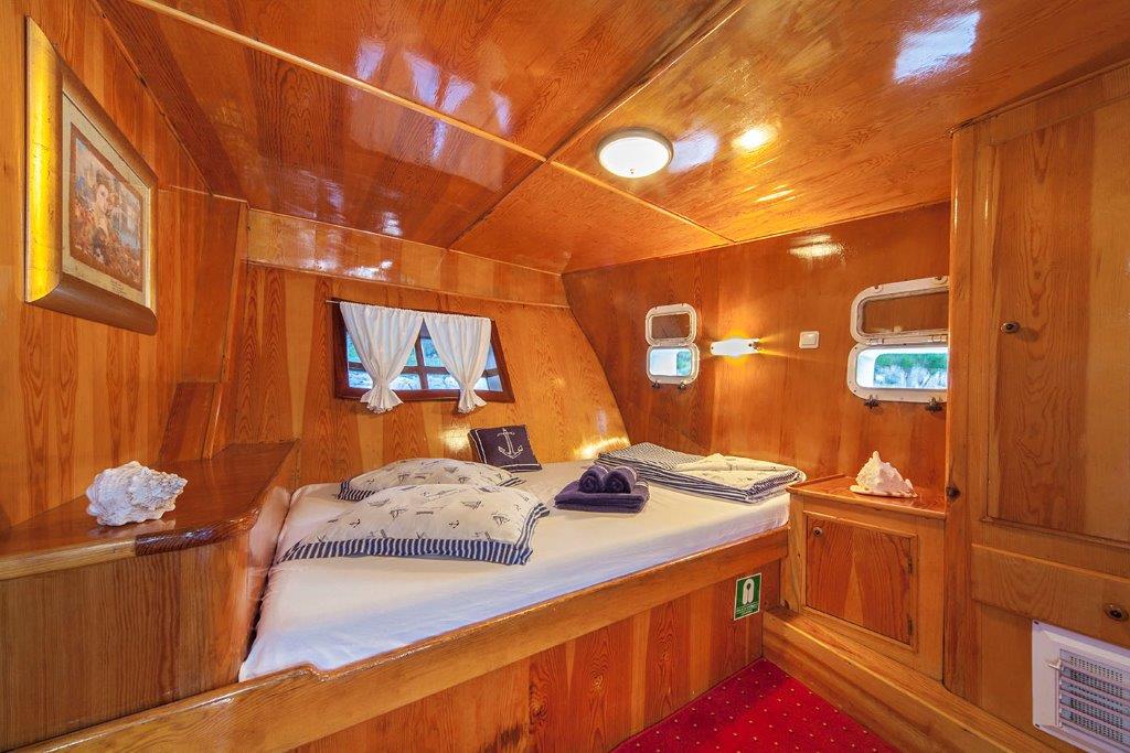 Spacious guest cabin on board the gulet Linda in Croatia