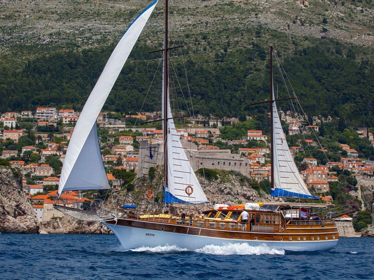 The gulet Linda in Croatia at full sail