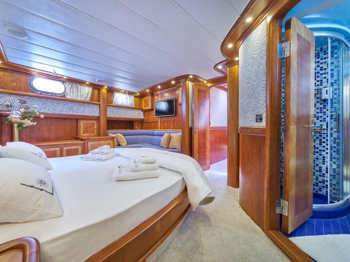 VIP cabin with bathroom onboard the Lotus gulet in Croatia