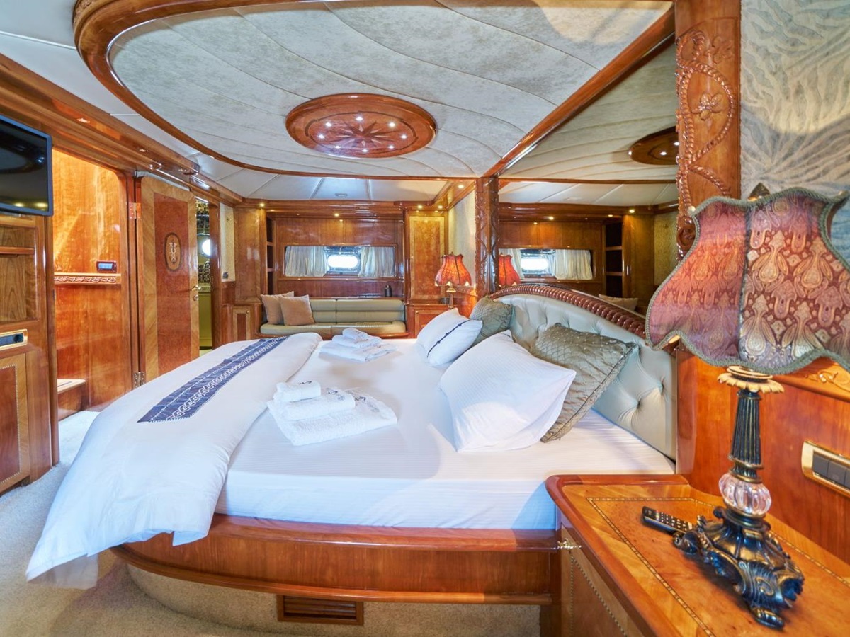 VIP cabin bedroom onboard the Lotus gulet in Croatia