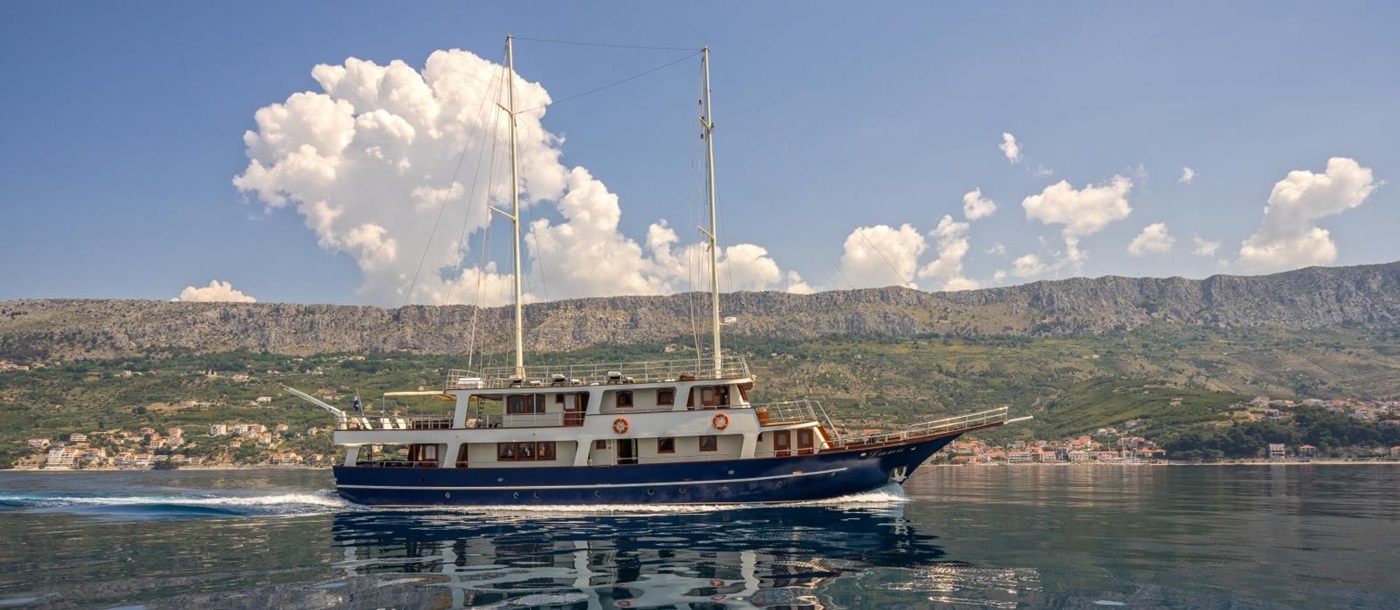 Side view of luxury gulet Luna sailing along the Croatian coast