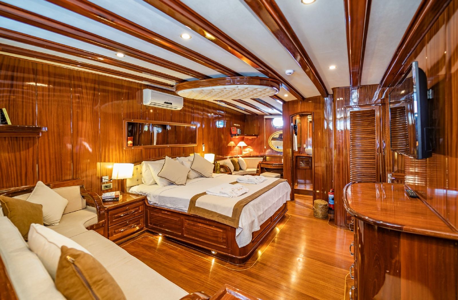 Luxurious master cabin on the Lycian Queen gulet in Turkey