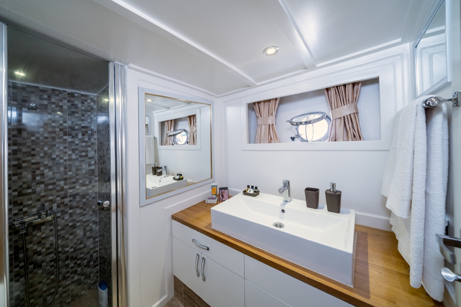 Modern ensuite bathroom onboard the luxury gulet Maske