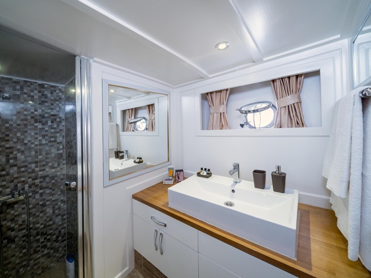 Modern ensuite bathroom onboard the luxury gulet Maske