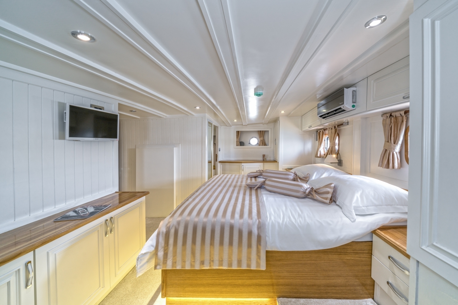 Spacious cabin with storage, airconditioning and TV omboard the luxury gulet Maske