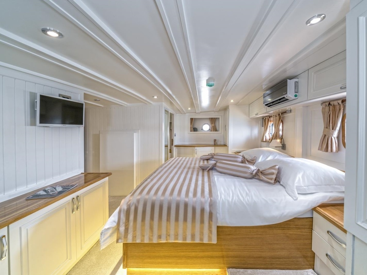 Spacious cabin with storage, airconditioning and TV omboard the luxury gulet Maske