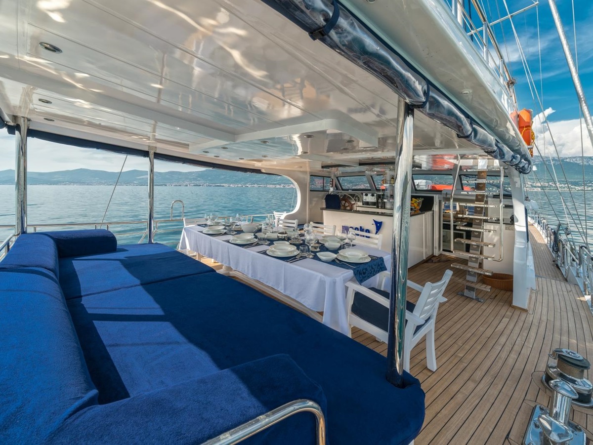 Deck dining onboard the luxury gulet Maske
