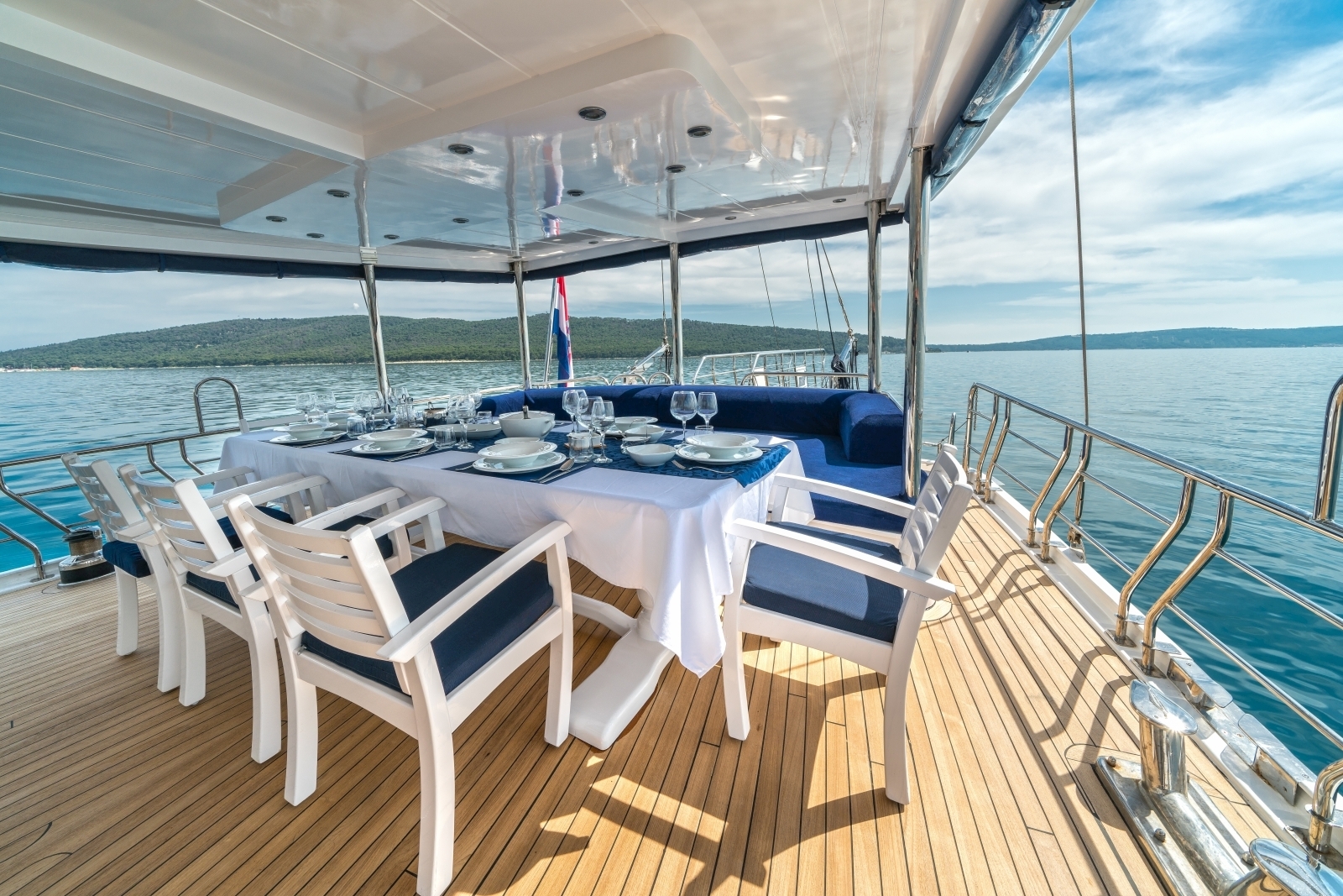 Deck dining onboard the luxury gulet Maske