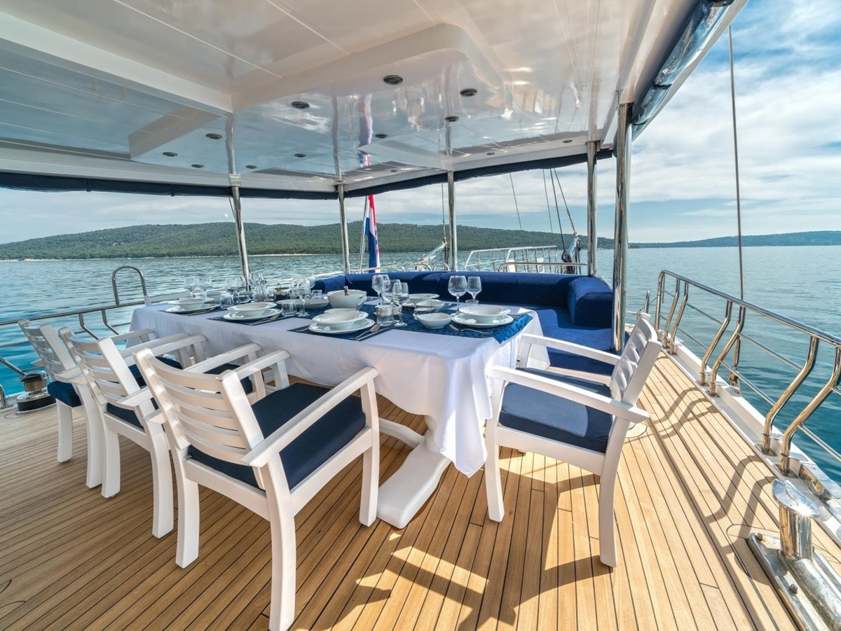 Deck dining onboard the luxury gulet Maske