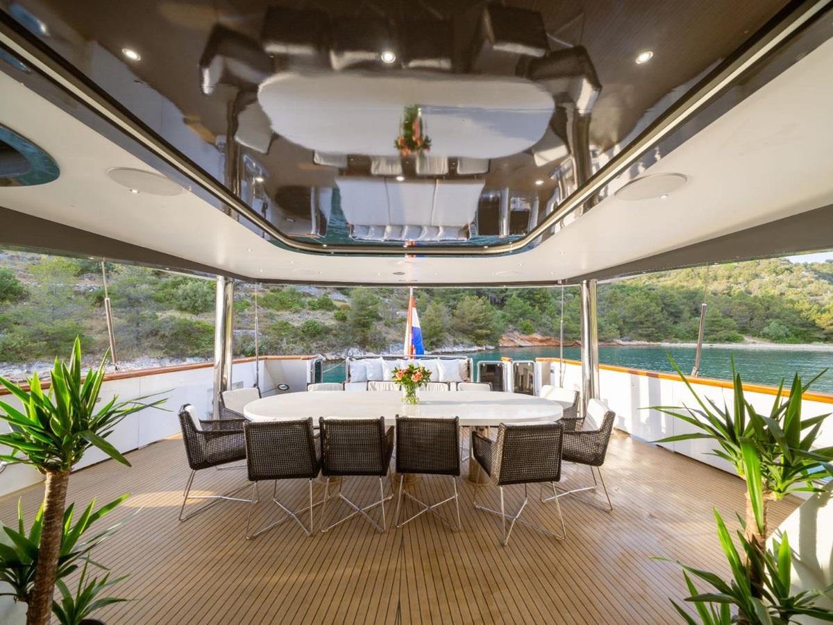 Alfresco dining on the aft deck of the Navilux gulet in Croatia