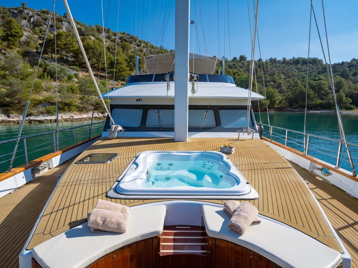 Hot tub on the front deck of the Navilux gulet in Croatia