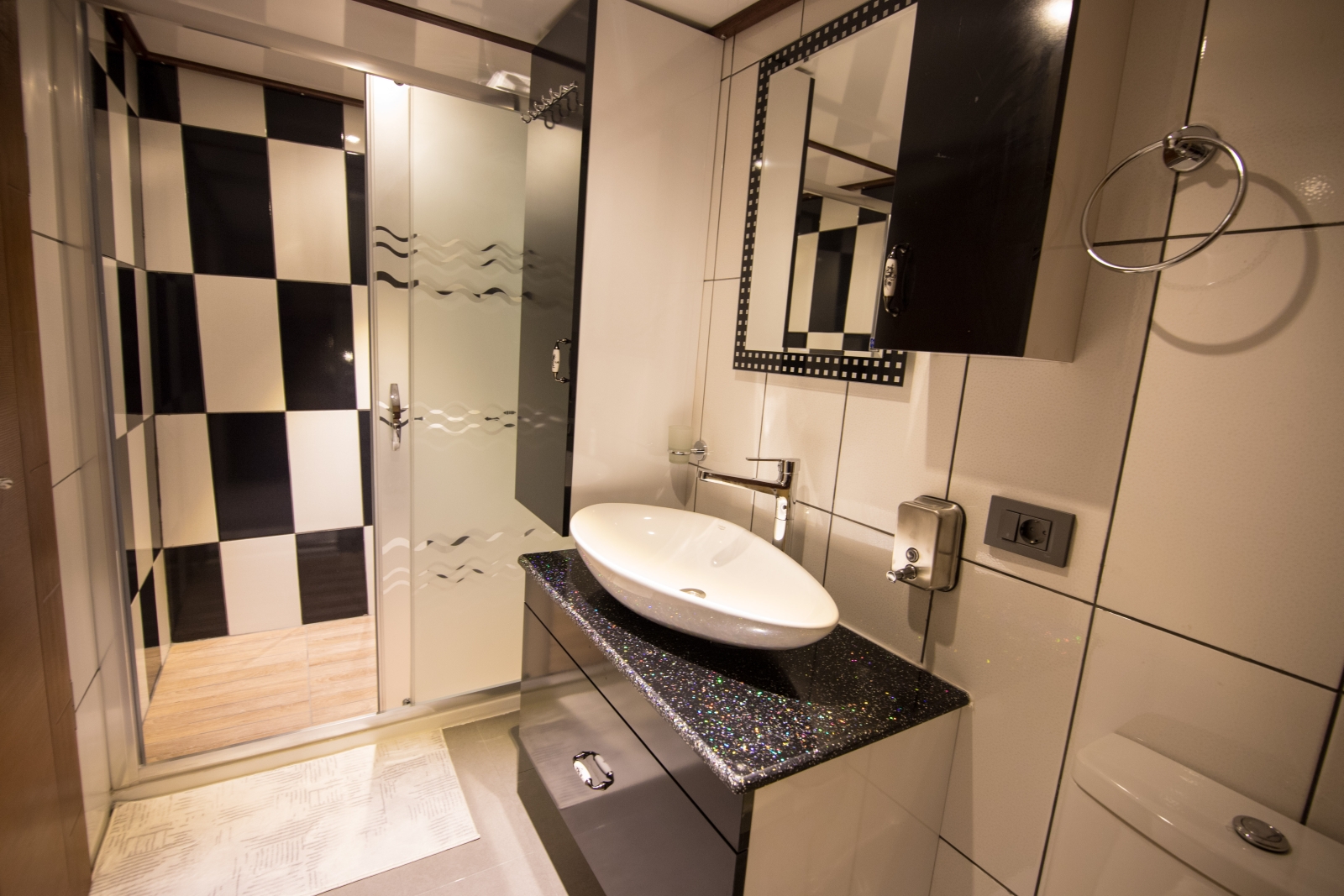 Black and white bathroom onboard the luxury gulet Nevra Queen