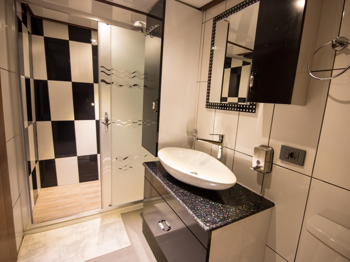 Black and white bathroom onboard the luxury gulet Nevra Queen