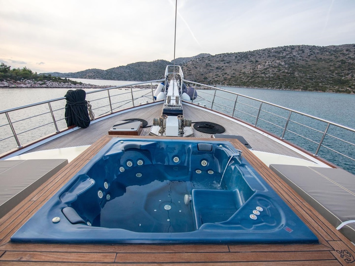 Jacuzzi onboard the luxury gulet Nevra Queen