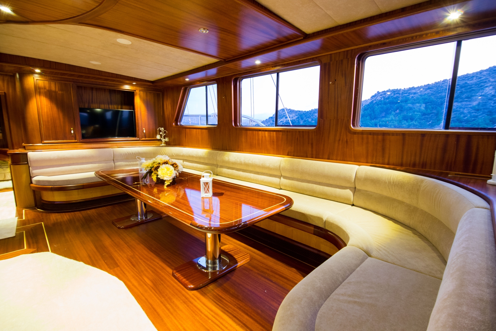 Salon with dining area, flatscreen TV and panoramic views onboard the luxury gulet Nevra Queen