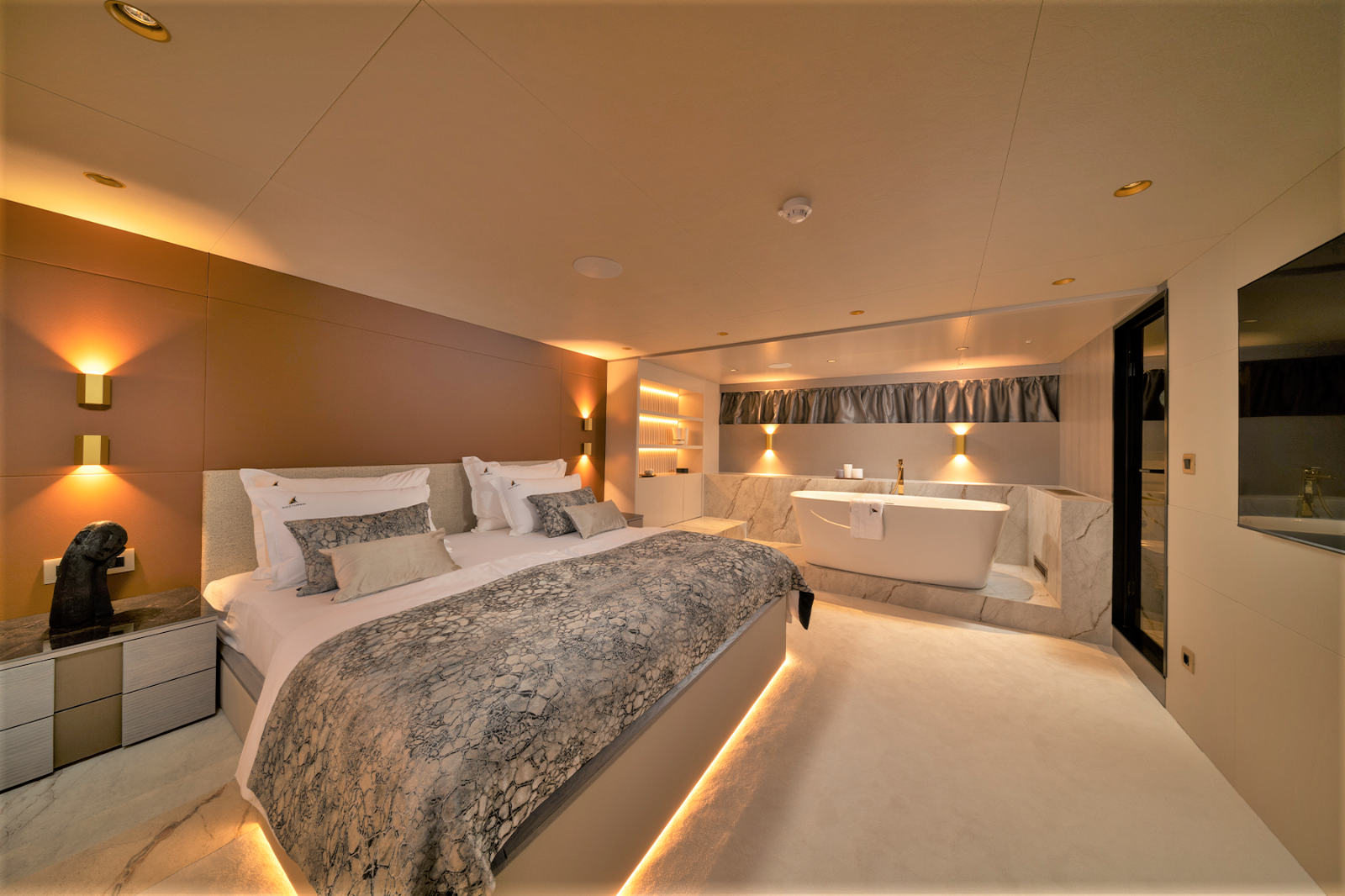 Guest cabin with freestanding bathtub onboard the Nocturno gulet in Croatia
