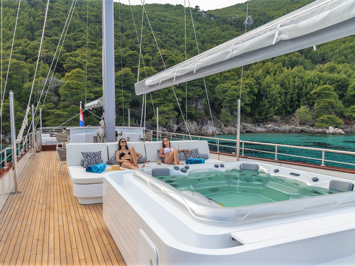 Jacuzzi onboard the Nocturno gulet in Croatia