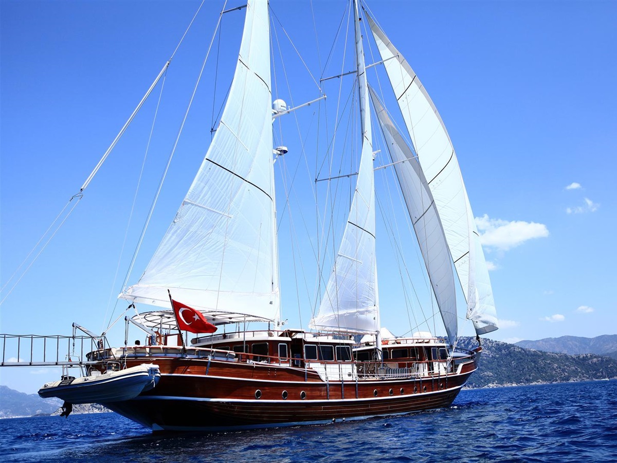 Gulet Nurtena sailing