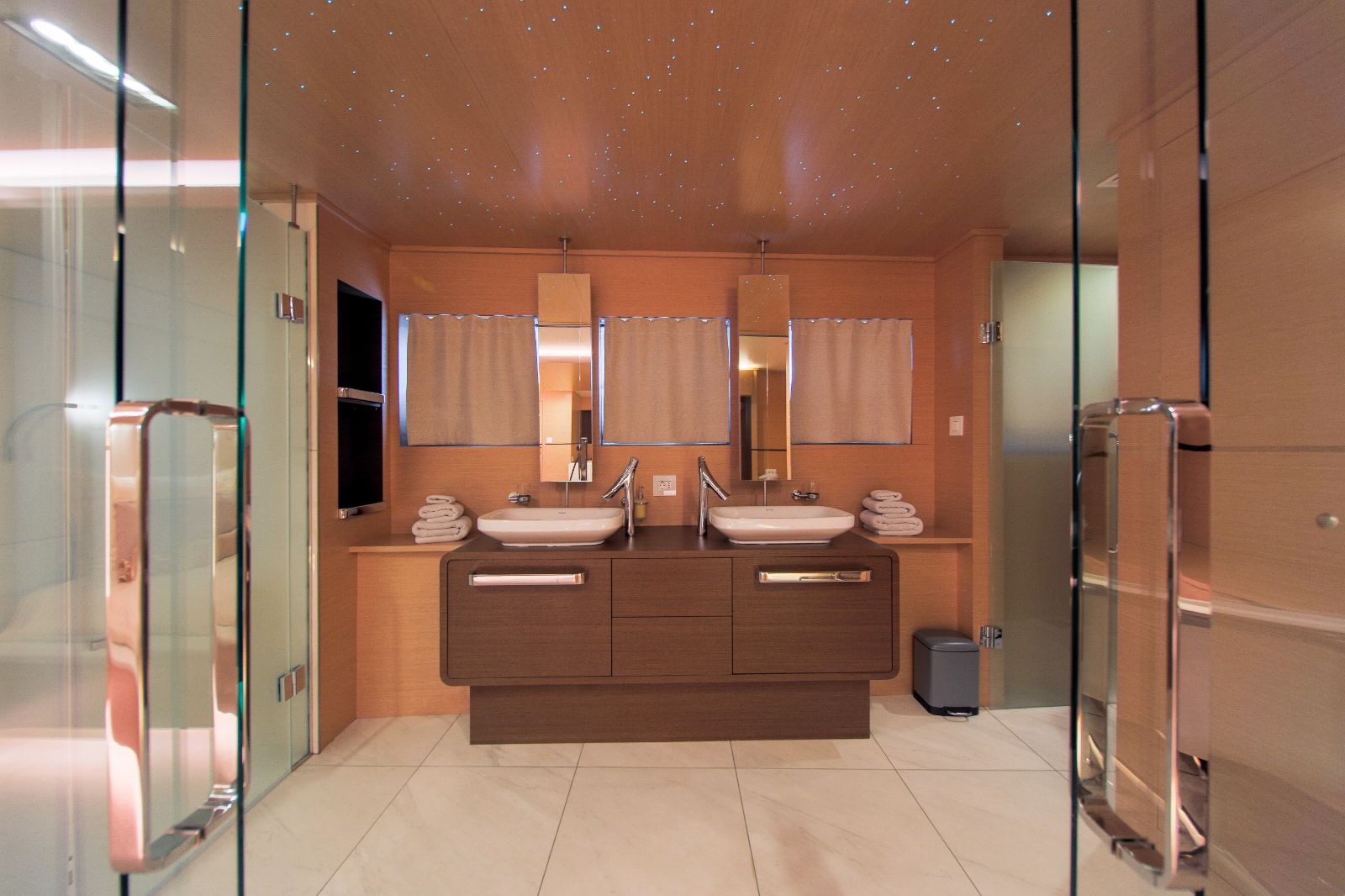 Guest cabin bathroom onboard the Omnia gulet in Croatia