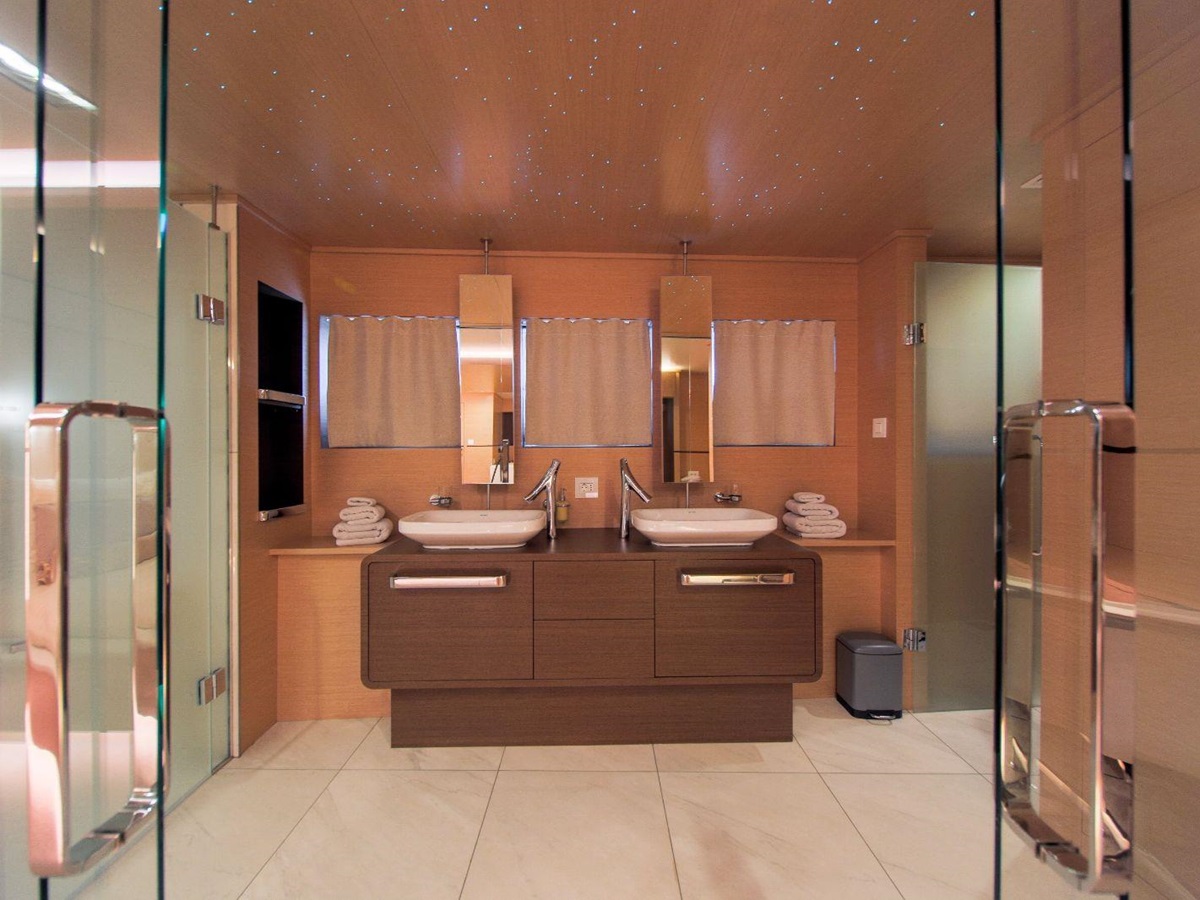 Guest cabin bathroom onboard the Omnia gulet in Croatia