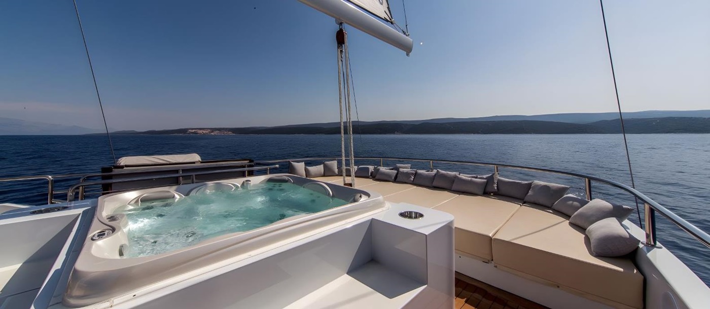 Jacuzzi on the upper deck of the Omnia gulet in Croatia