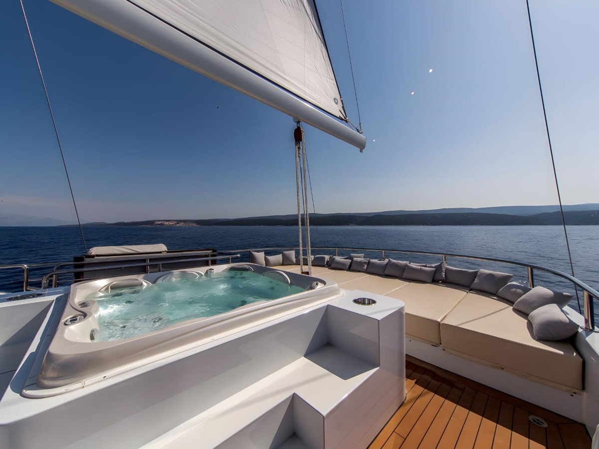 Jacuzzi on the upper deck of the Omnia gulet in Croatia
