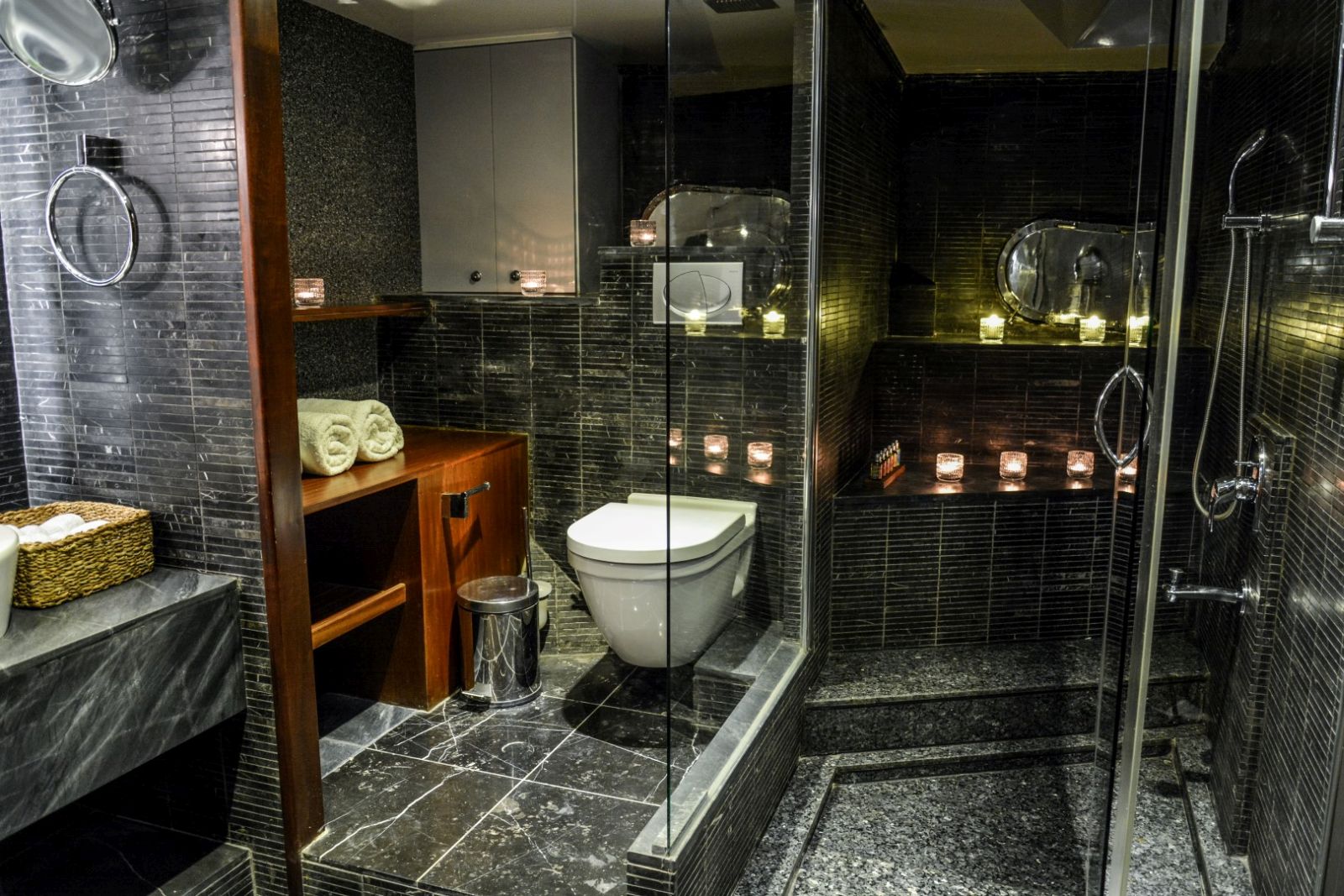 The master bathroom on Pap Joe gulet