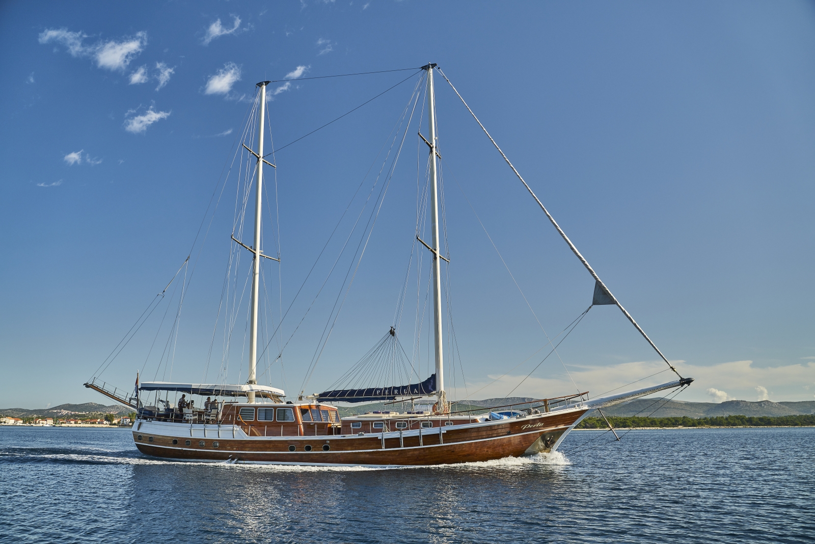 the luxury gulet Perla sailing along the Croatian coast