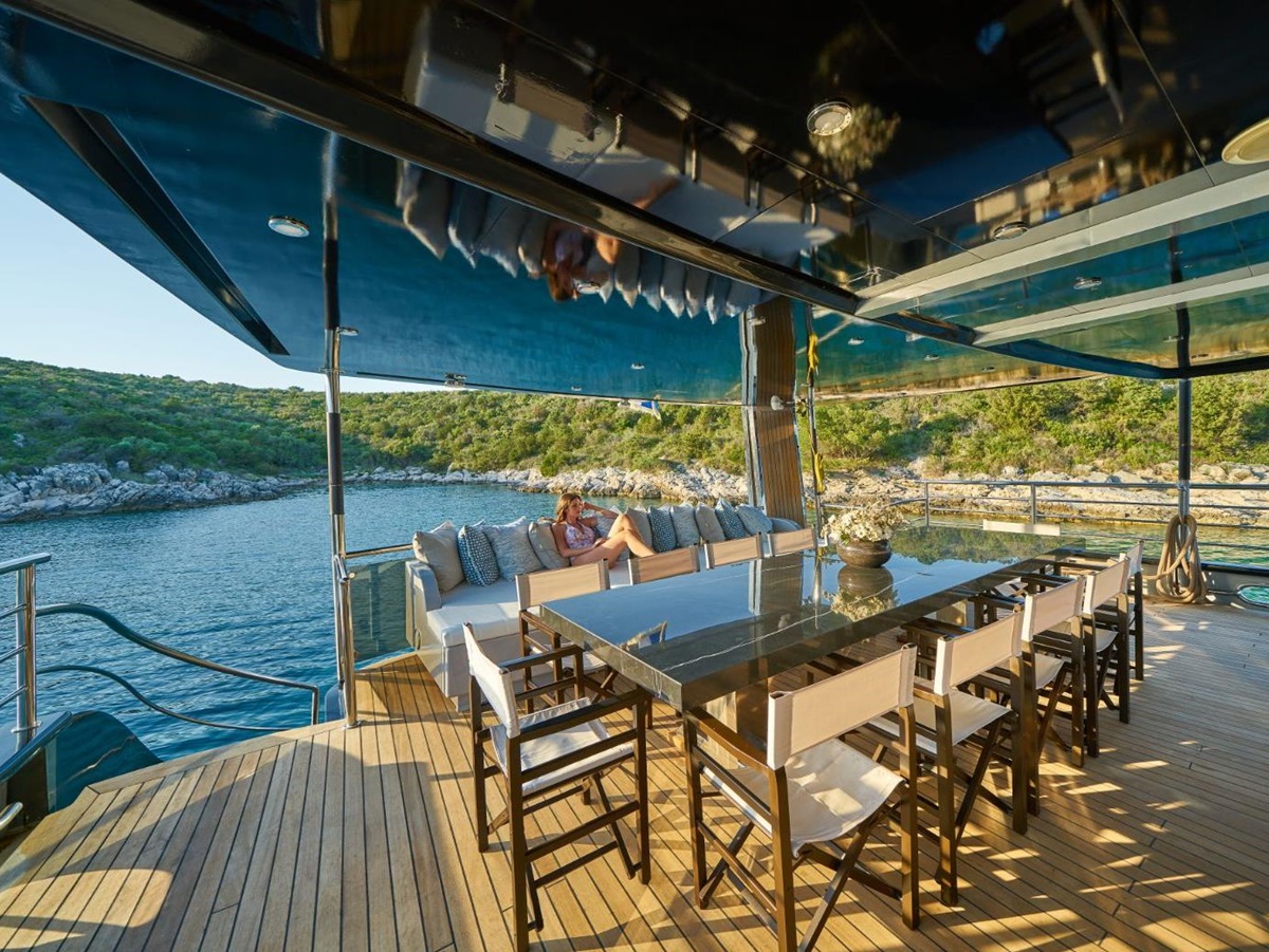 Alfresco dining table onboard the Rara Avis gulet in Croatia