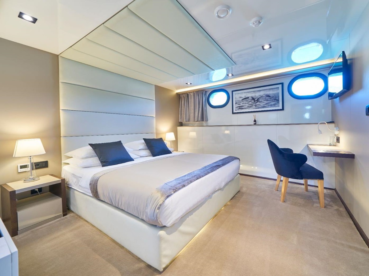Double cabin onboard the Rara Avis gulet in Croatia