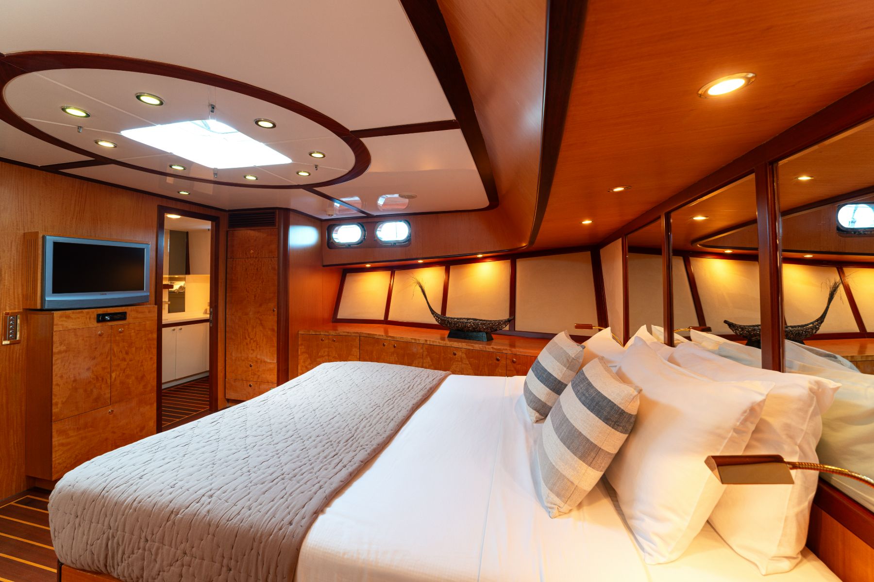 Master cabin onboard the Serenity 86 luxury gulet in Turkey