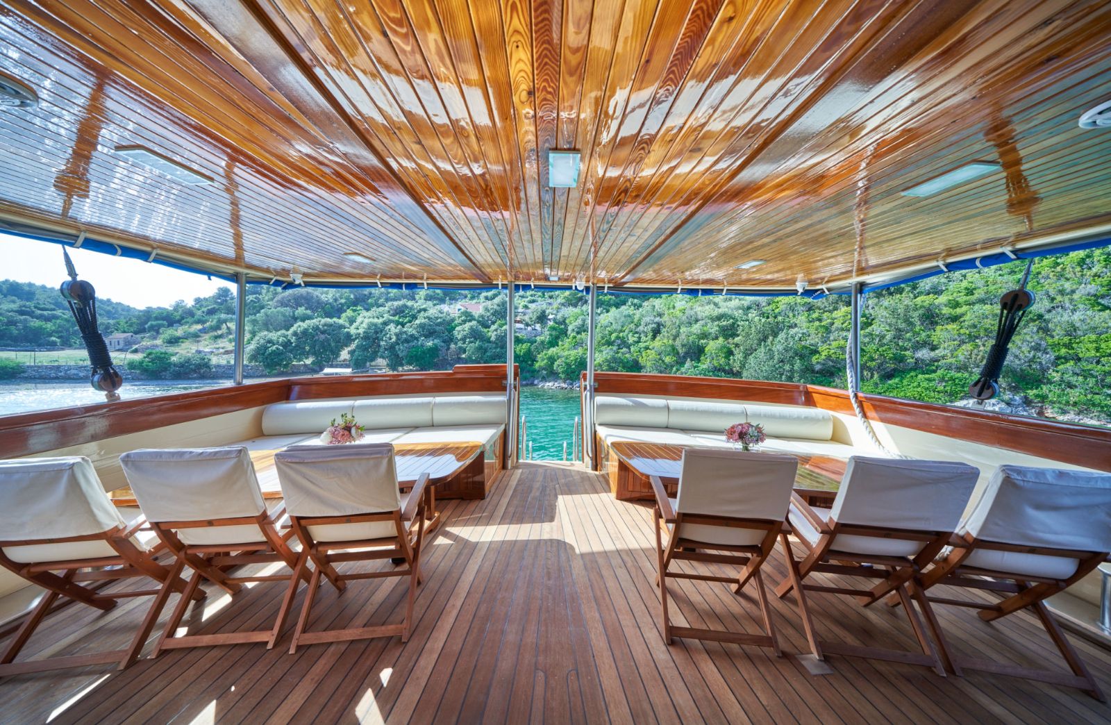Alfresco dining tables onboard the Tajna Mora gulet in Croatia