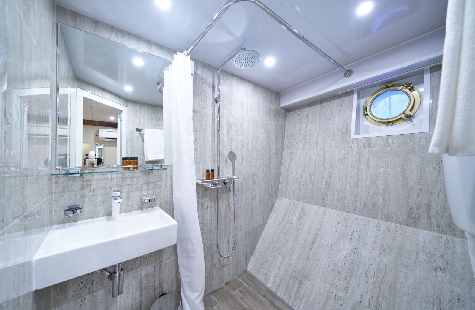 Bathroom onboard the Tajna Mora gulet in Croatia