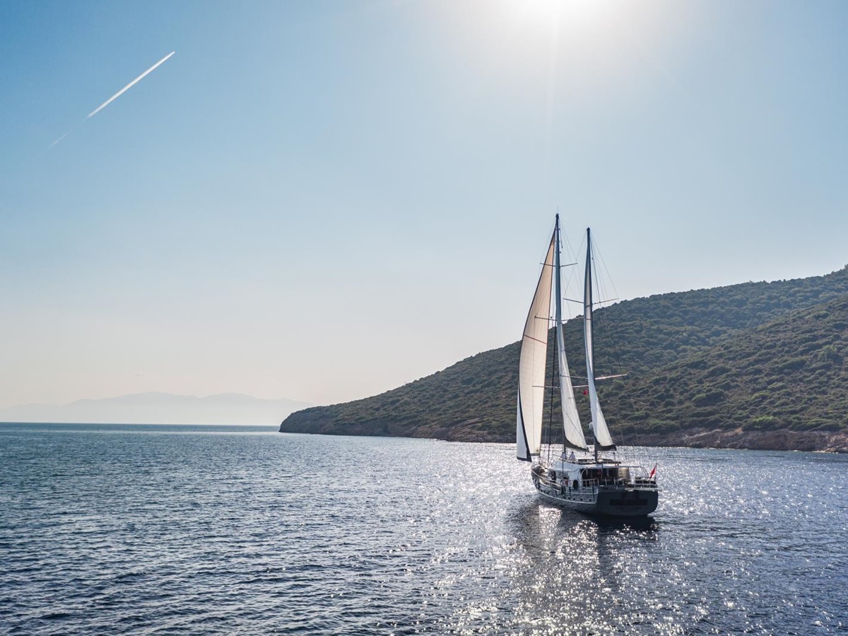 the luxury gulet Virtuoso sailing along the Greek Coast