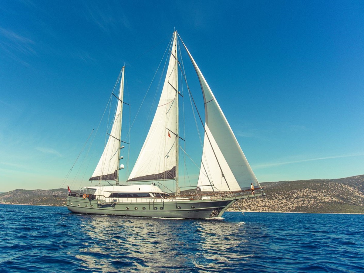 the luxury gulet Virtuoso sailing along the Greek Coast