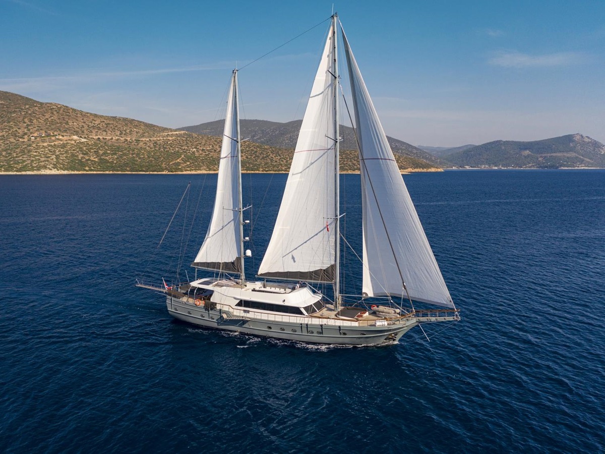 the luxury gulet Virtuoso sailing along the Greek Coast