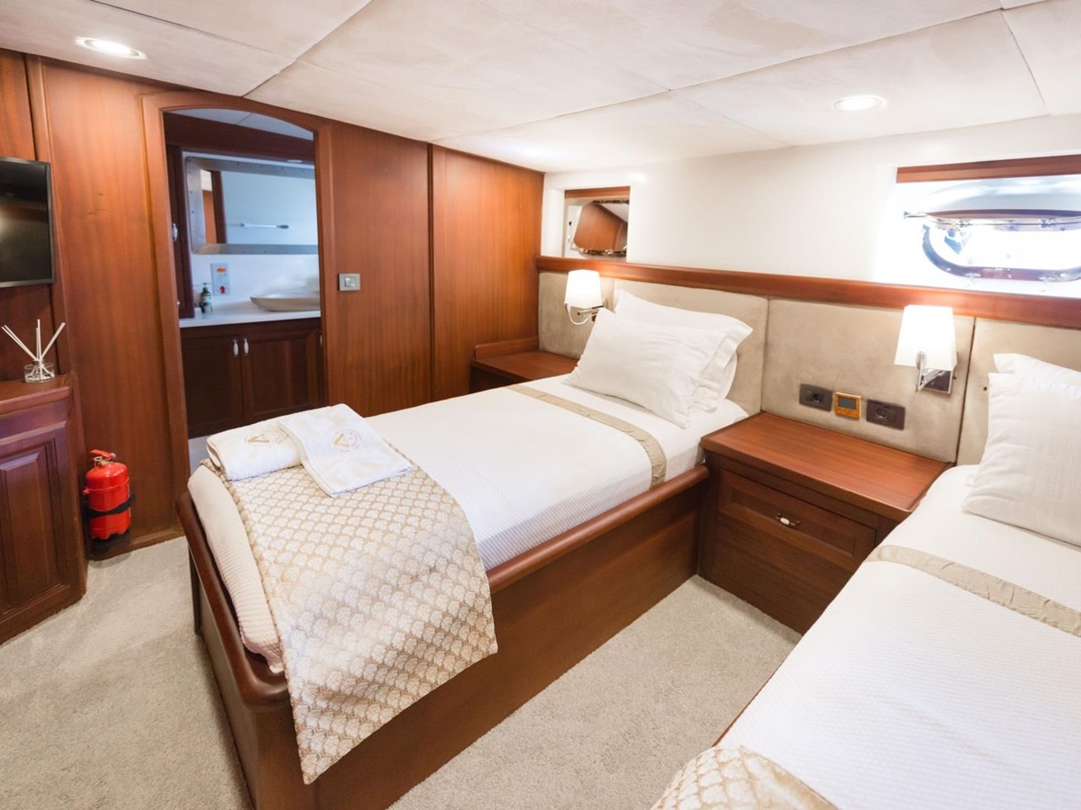 Twin cabin onboard the luxury gulet Virtuoso with ensuite bathroom and TV